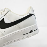 Nike Air Force 1 '07 trainers in white and black