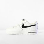 Nike Air Force 1 '07 trainers in white and black