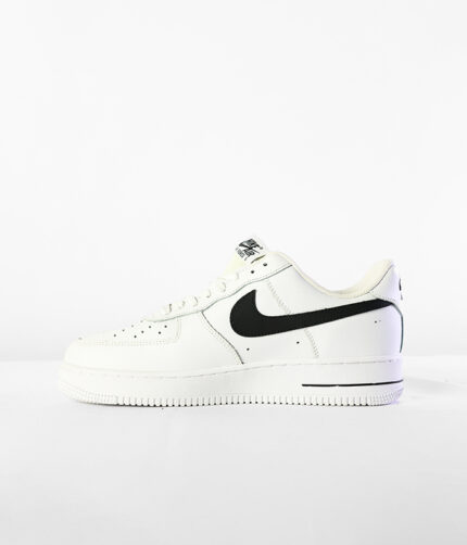 Nike Air Force 1 '07 trainers in white and black